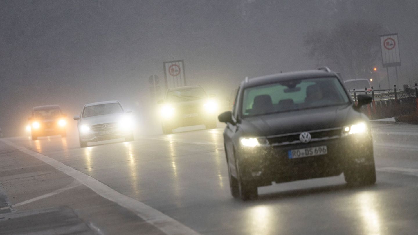Winterwetter-Sturmtief-Elli-bringt-Glatteis-und-Schnee-Schulausfall