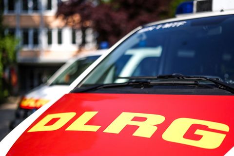 Taucher des DLRG halfen bei der Bergung des Wagens. (Symbolbild) Foto: Christoph Reichwein/dpa