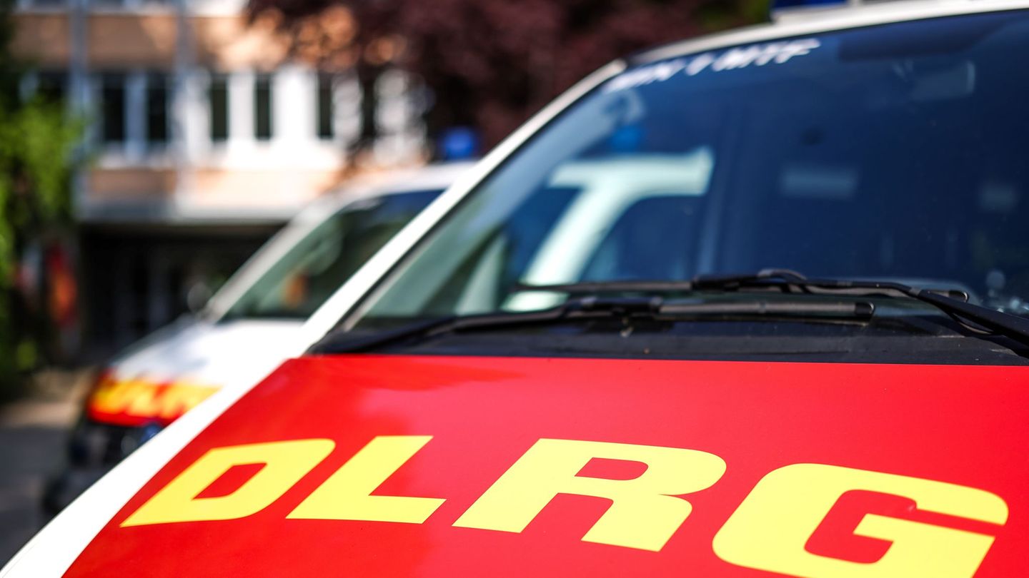 Taucher des DLRG halfen bei der Bergung des Wagens. (Symbolbild) Foto: Christoph Reichwein/dpa