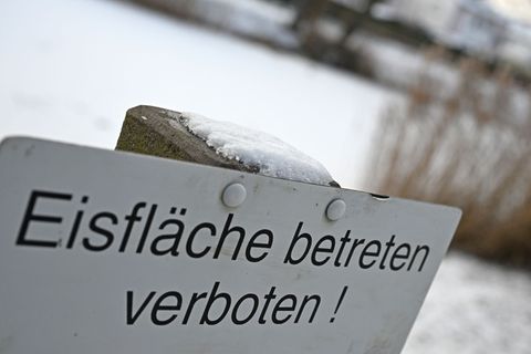Auf den Eisflächen an den Talsperren bestehe Lebensgefahr, warnte der Wasserverband Siegen-Wittgenstein. (Symbolbild) Foto: Mich