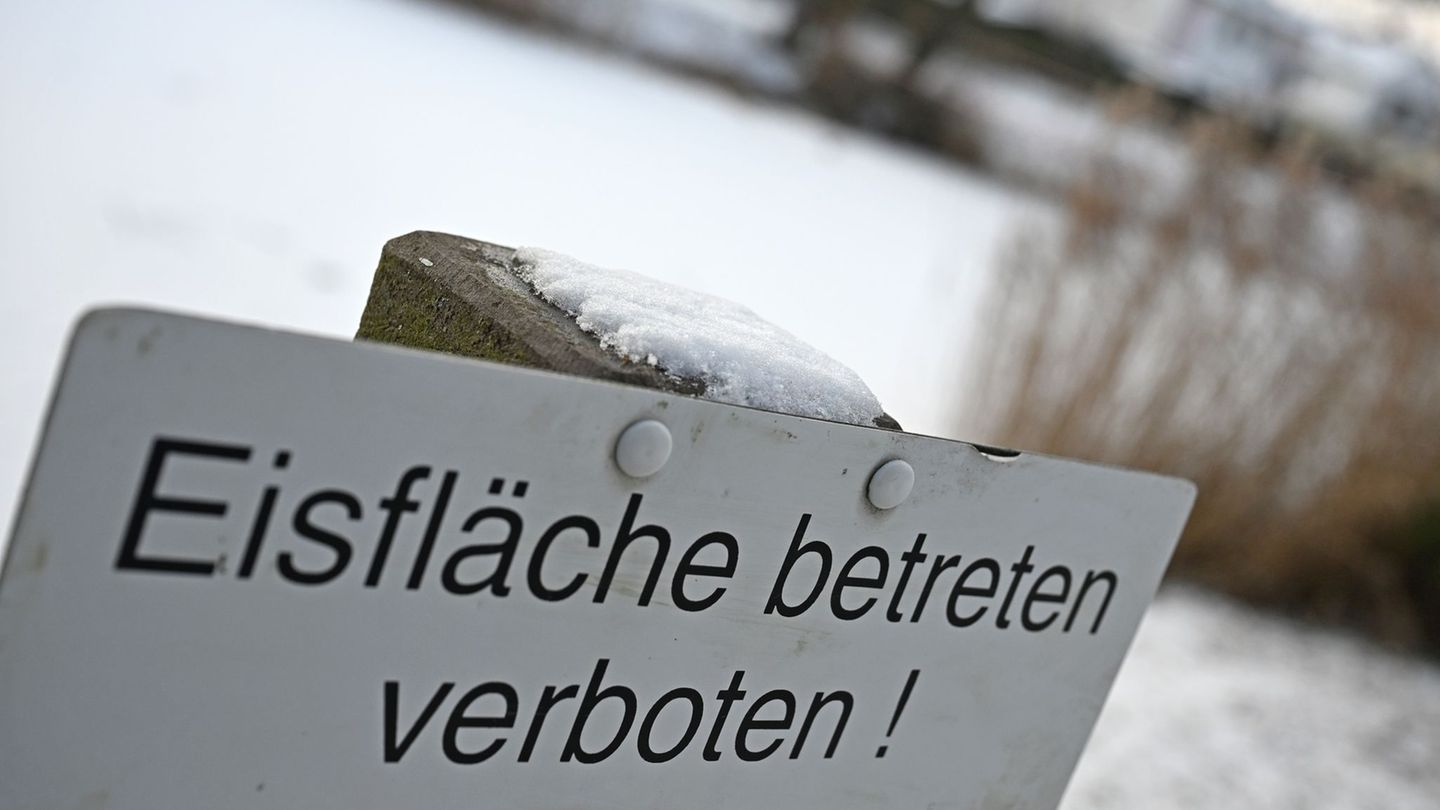 Auf den Eisflächen an den Talsperren bestehe Lebensgefahr, warnte der Wasserverband Siegen-Wittgenstein. (Symbolbild) Foto: Mich