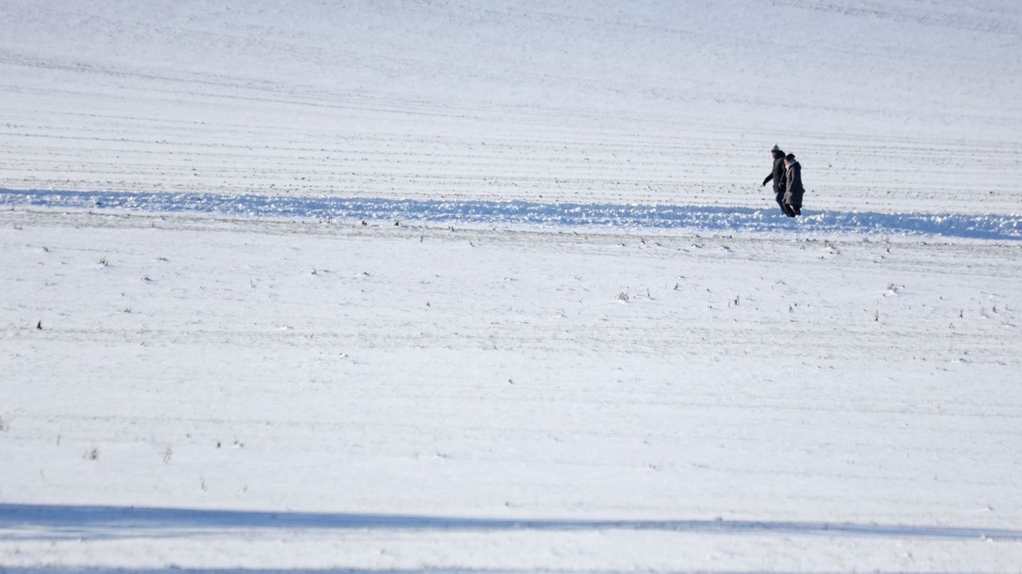Auch in Sachsen-Anhalt müssen sich die Schülerinnen und Schüler am Freitag möglicherweise durch viel Schnee zur Schule kämpfen.