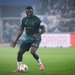 Victor Boniface von Werder Bremen muss weiter auf eine Diagnose warten. (Archivbild) Foto: Christian Charisius/dpa