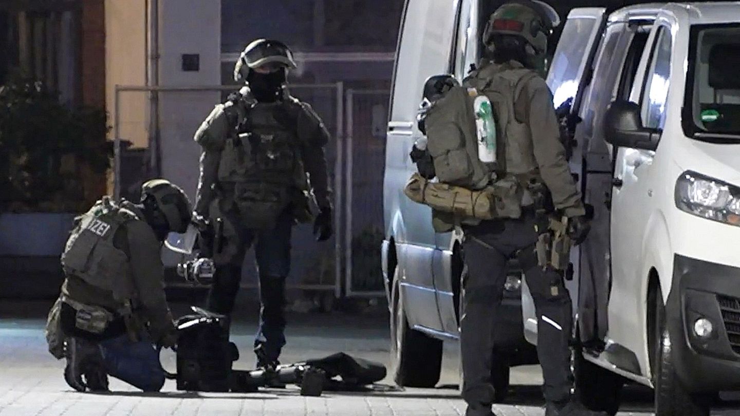 Auch mit SEK-Beamten suchte die Polizei in vier Gladbecker Wohnungen nach Waffen. Foto: -/tv7News/dpa
