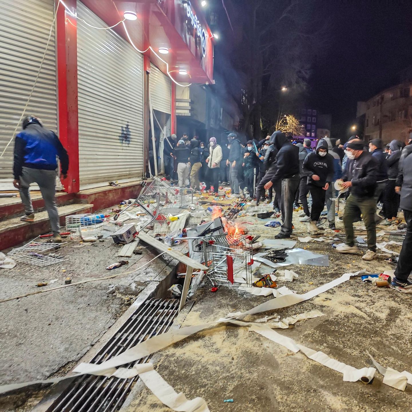 Iraner versammeln sich und blockieren eine Straße während einer Demonstration in der Stadt Kermanshah