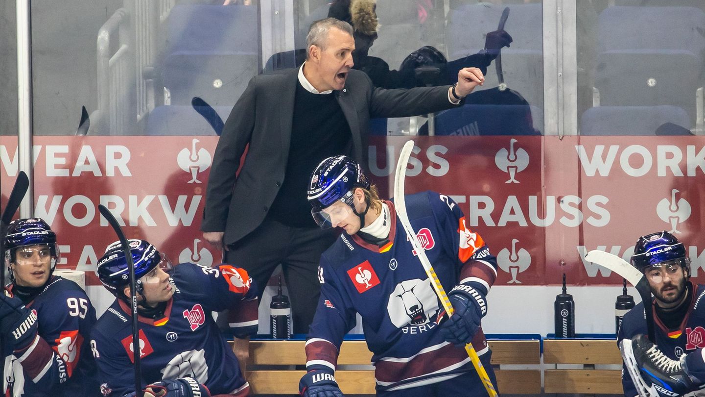 Cheftrainer Serge Aubin muss mit den Eisbären Berlin eine Niederlage in Iserlohn hinnehmen. (Archivbild) Foto: Andreas Gora/dpa