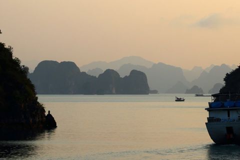 In der Halong-Bucht in Vietnam finden Reisende im Januar warme Temperaturen und Sonne.