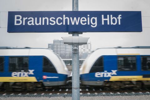 Mehrere Verbindungen privater Zuganbieter fallen am Freitag aus. (Symbolbild) Foto: Ole Spata/dpa