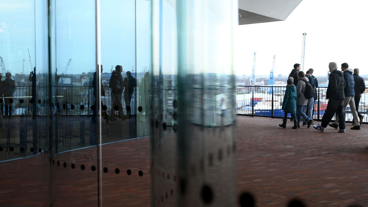 Wetter-Plaza-der-Elbphilharmonie-bleibt-trotz-Winterwetter-ge-ffnet