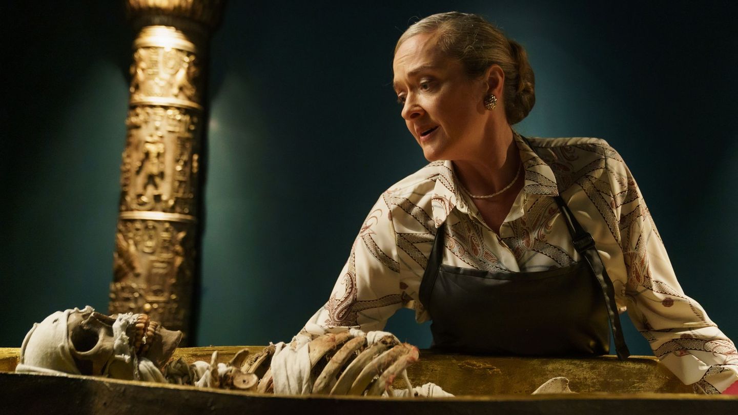 Daphne Richards (Elisabeth Easther), die Direktorin des Museums von Brokenwood, hat eine seltsam innige Beziehung zu ihrem wertvollsten Exponat.