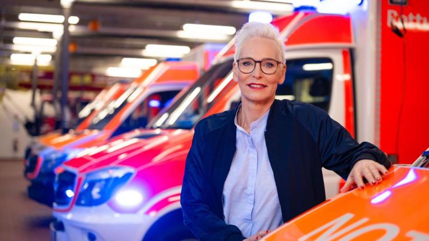 Bärbel Schäfer sei "mit ihrer Erfahrung, ihrer Glaubwürdigkeit und Authentizität" die perfekte Moderatorin für den "Notruf", sagt SAT.1-Chef Marc Rasmus. In einem "Notruf Spezial" kehrt sie an den Schauplatz eines Hoteleinsturzes in Kröver zurück.