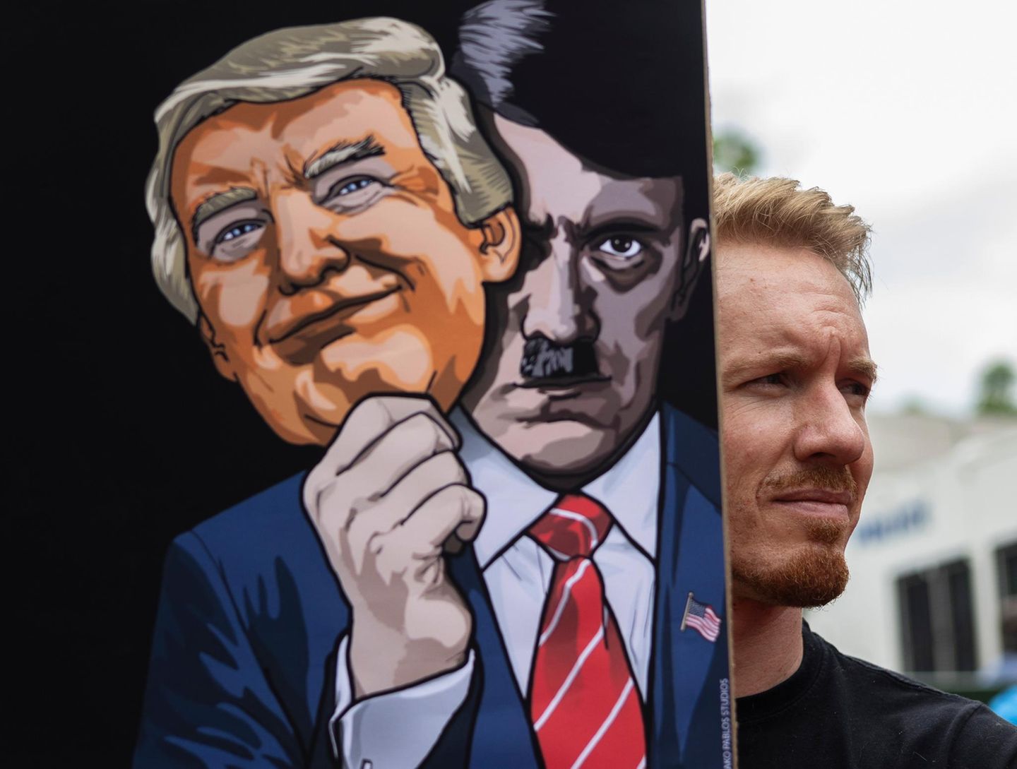 Donald Trump als Diktator: In Pretoria, Südafrika, macht ein Demonstrant vor der US-Botschaft seinen Gefühlen über die Politik des US-Präsidenten Luft