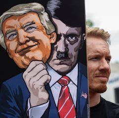 Donald Trump als Diktator: In Pretoria, Südafrika, macht ein Demonstrant vor der US-Botschaft seinen Gefühlen über die Politik des US-Präsidenten Luft