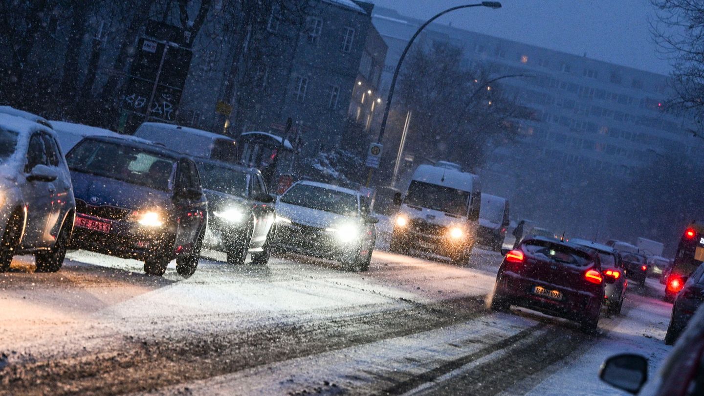 Wegen des Wetters muss mit starken Einschränkungen auf Straßen und Wegen gerechnet werden. Foto: Jens Kalaene/dpa