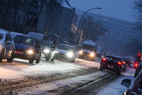 Wegen des Wetters muss mit starken Einschränkungen auf Straßen und Wegen gerechnet werden. Foto: Jens Kalaene/dpa