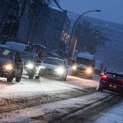 Wegen des Wetters muss mit starken Einschränkungen auf Straßen und Wegen gerechnet werden. Foto: Jens Kalaene/dpa
