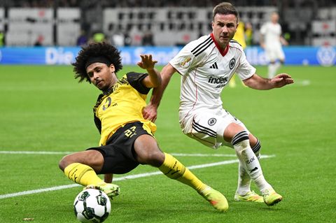 Frankfurts Mario Götze (r.) und Dortmunds Karim Adeyemi