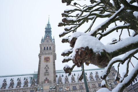 Bürgermeister Tschentscher rät den Bürgern, zu Hause zu bleiben. Foto: Marcus Brandt/dpa