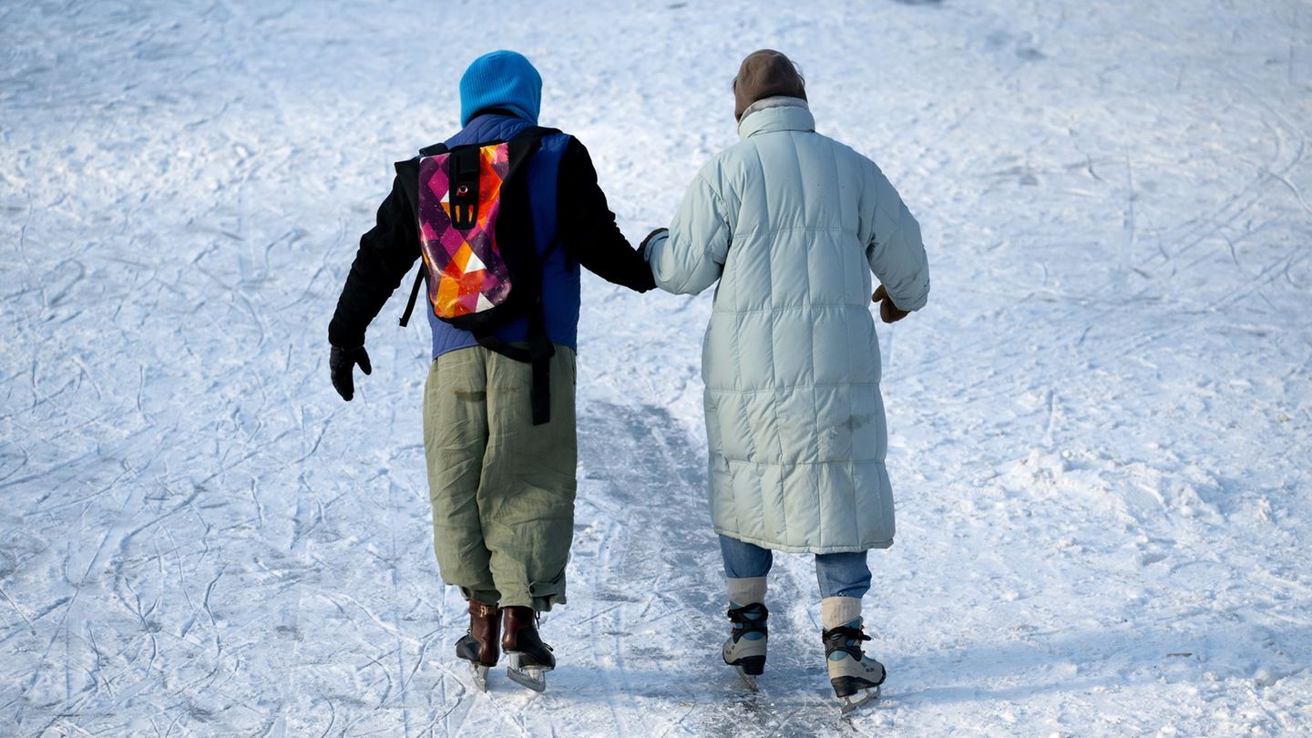 Wer sich bei Minusgraden auf zugefrorene Wasserflächen begeben möchte, sollte auf Warnsignale achten. Foto: Sven Hoppe/dpa
