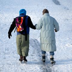 Wer sich bei Minusgraden auf zugefrorene Wasserflächen begeben möchte, sollte auf Warnsignale achten. Foto: Sven Hoppe/dpa