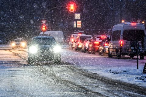 Bitte vorsichtig fahren: Der Deutsche Wetterdienst warnt vor starkem Schneefall und Schneeverwehungen. Foto: Jens Kalaene/dpa