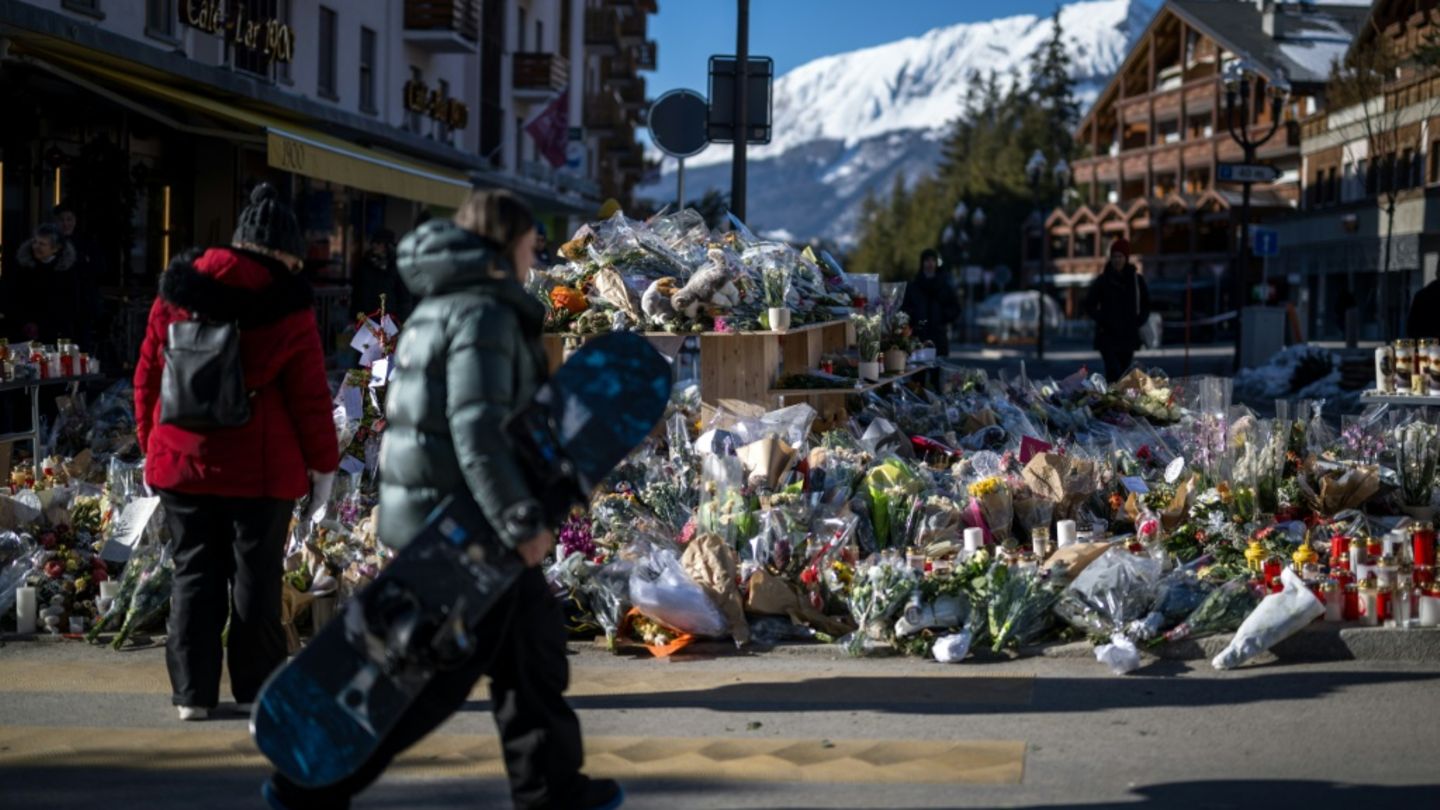 Blumen und Kerzen für die Opfer in Crans-Montana
