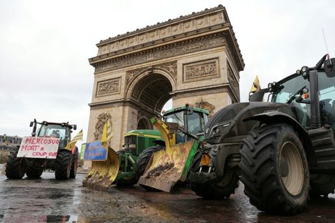 Bauern protestieren in Paris gegen das Mercosur-Abkommen