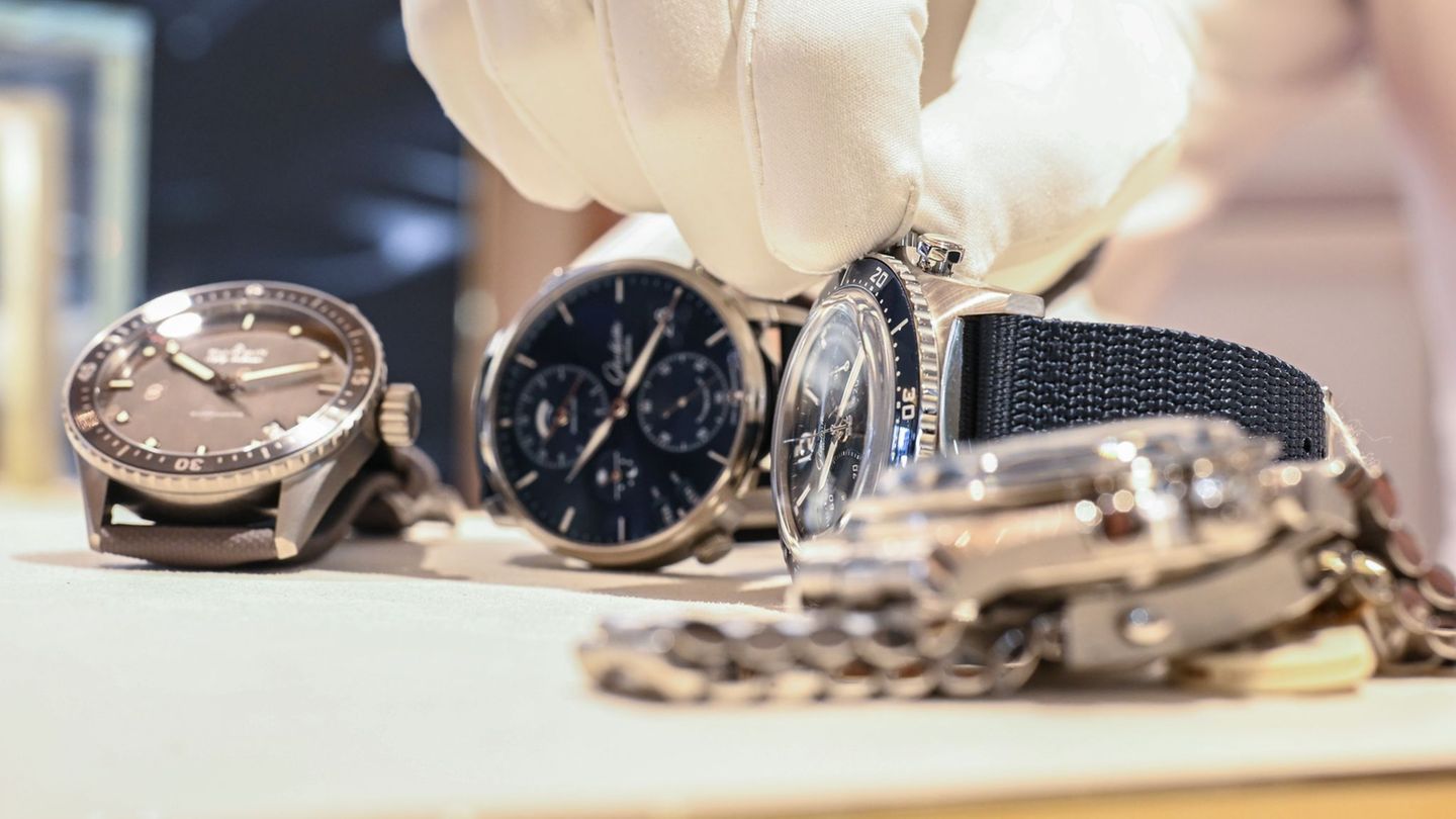 Wo es teuer zugeht, sind Handschuhe gefragt. (Archivbild) Foto: Uli Deck/dpa