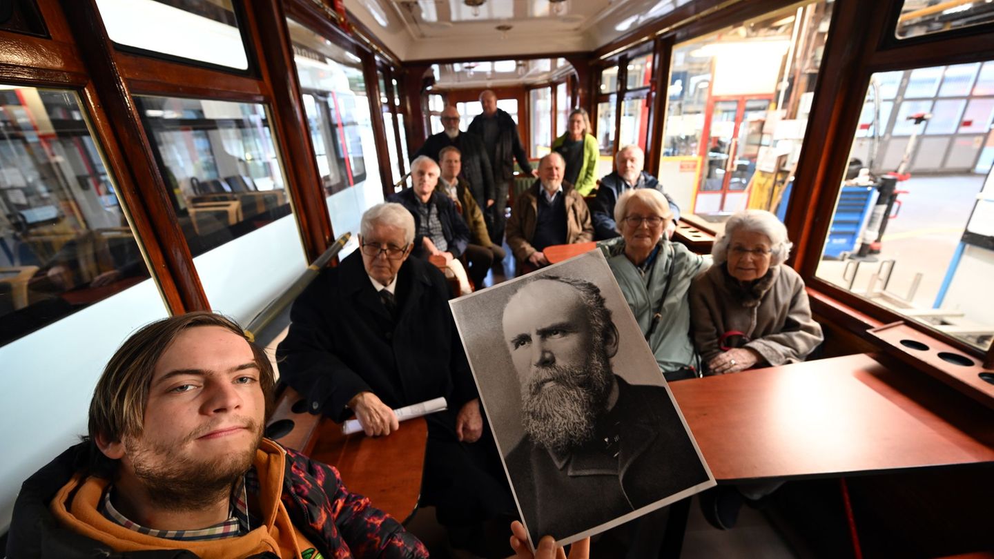 Nachkommen und Verwandte des Schwebebahn-Erfinders Eugen Langen sitzen im sogenannten Kaiserwagen der Schwebebahn. Am 1. März 19