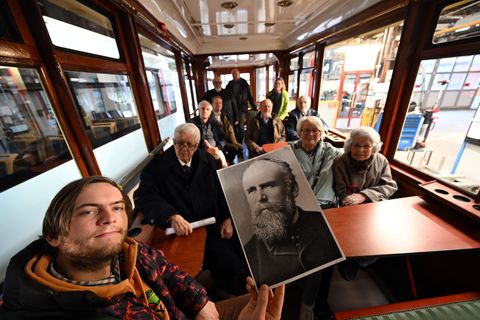 Nachkommen und Verwandte des Schwebebahn-Erfinders Eugen Langen sitzen im sogenannten Kaiserwagen der Schwebebahn. Am 1. März 19