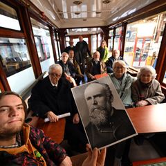 Nachkommen und Verwandte des Schwebebahn-Erfinders Eugen Langen sitzen im sogenannten Kaiserwagen der Schwebebahn. Am 1. März 19