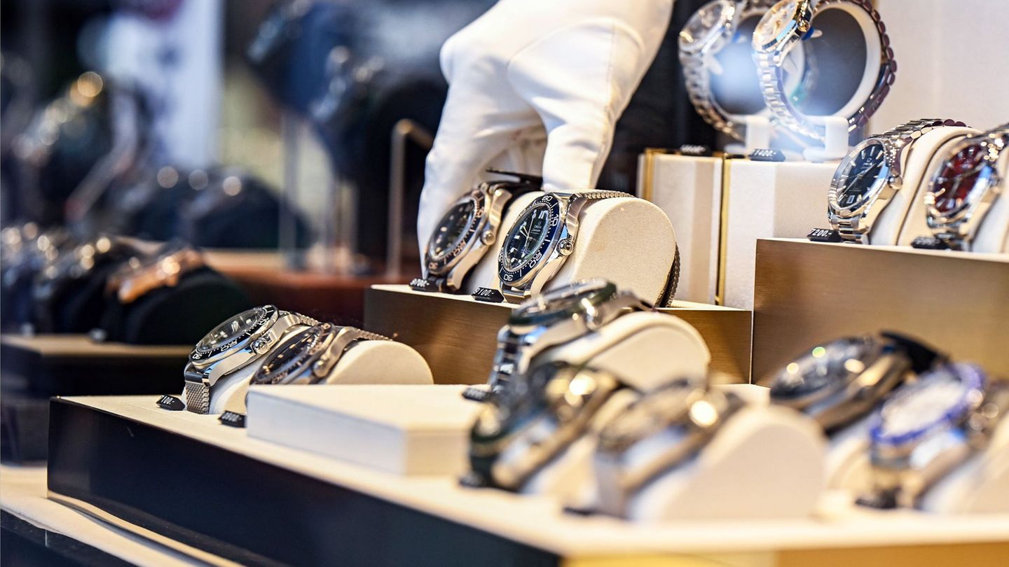 In den Auslagen der Juweliere finden sich auch Luxusuhren. (Archivbild) Foto: Uli Deck/dpa