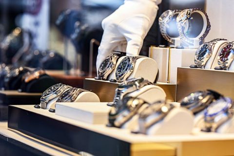 In den Auslagen der Juweliere finden sich auch Luxusuhren. (Archivbild) Foto: Uli Deck/dpa