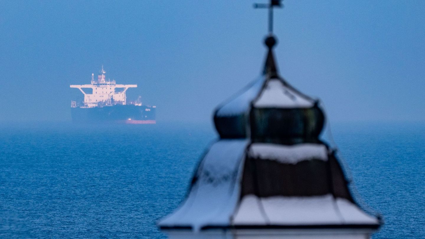 Mittlerweile ein gewohnter Anblick - die "Eventin" vor der Küste Rügens. Foto: Stefan Sauer/dpa