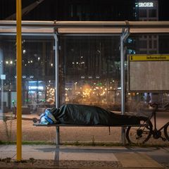 Die BVG kündigten an, im Einzelfall Obdachlose nicht aus den Bahnhöfen zu verweisen. (Archivbild) Foto: Paul Zinken/dpa