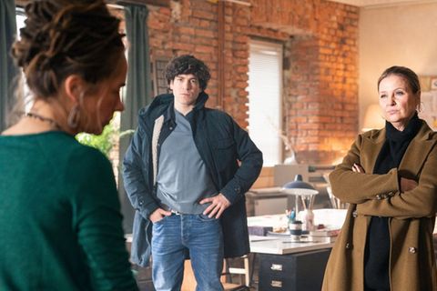 "Die Chefin: Mittel zum Zweck": Vera Lanz (Katharina Böhm, r.) und Korbinian Kirchner (Jonathan Hutter) befragen Sophie Albrec