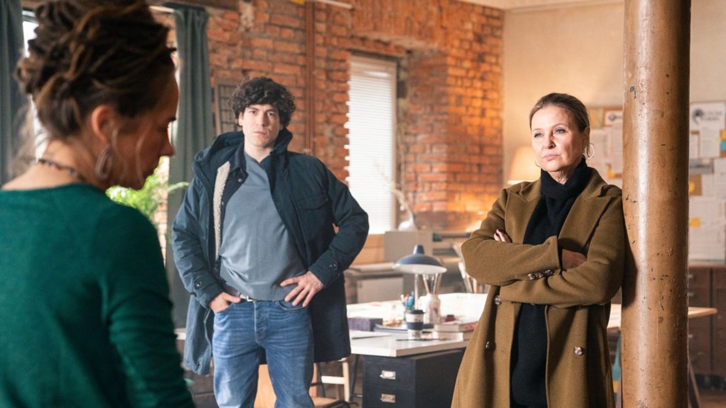 "Die Chefin: Mittel zum Zweck": Vera Lanz (Katharina Böhm, r.) und Korbinian Kirchner (Jonathan Hutter) befragen Sophie Albrec