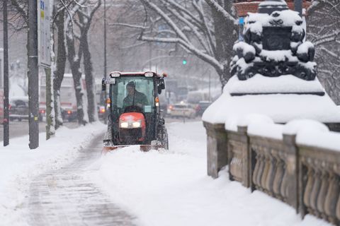 Kampf gegen die Schneemassen. Die Stadtreinigung will den Verkehr so lange aufrechterhalten, wie es geht. Foto: Marcus Brandt/dp
