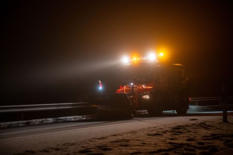 Die Räumfahrzeuge sind im Einsatz. Foto: Harald Tittel/dpa