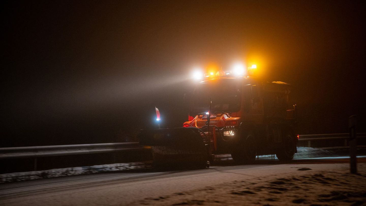 Die Räumfahrzeuge sind im Einsatz. Foto: Harald Tittel/dpa