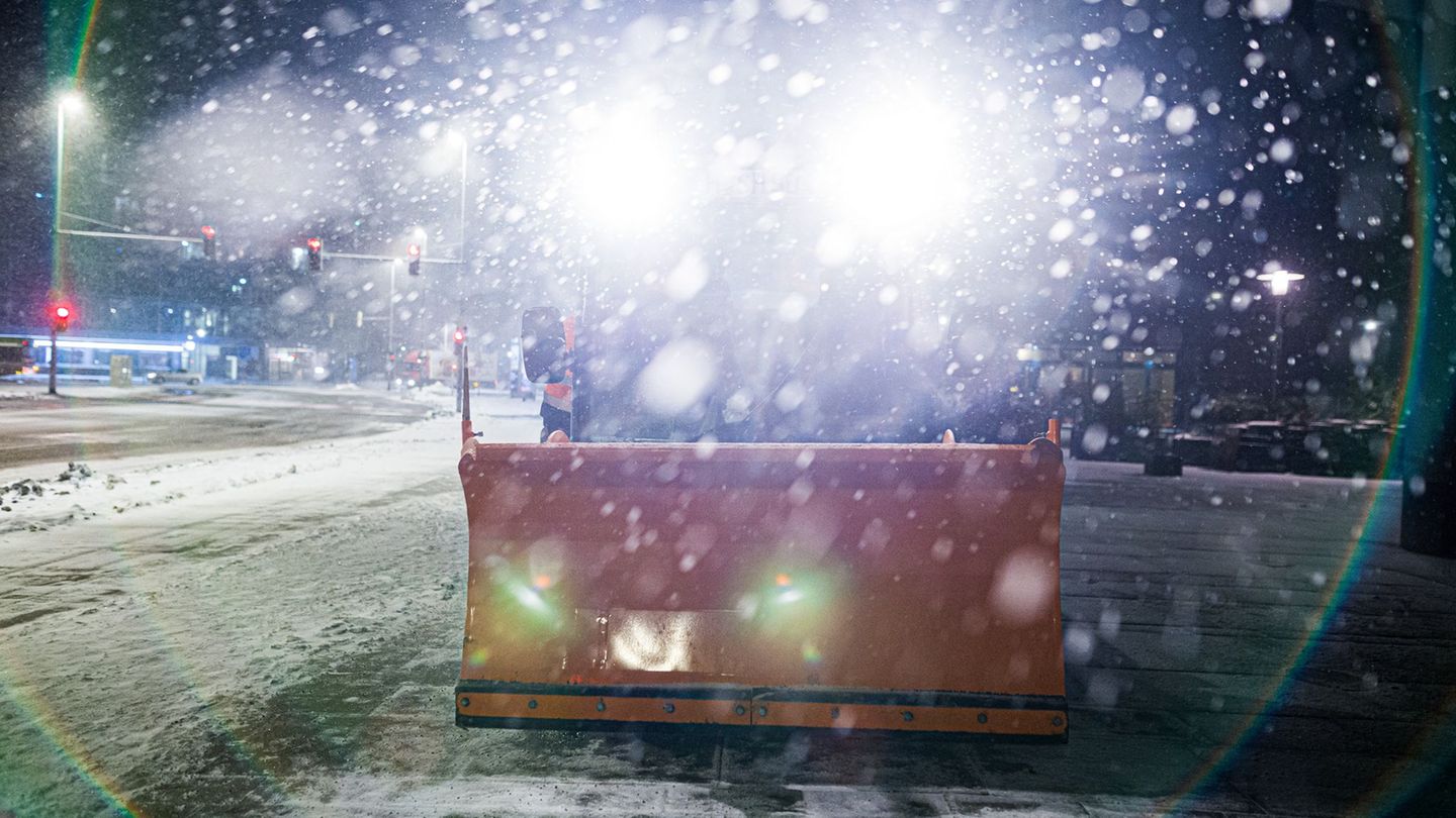 Wintersturm "Elli": Schneefall und Glätte schränken Busse und Bahnen teils ein