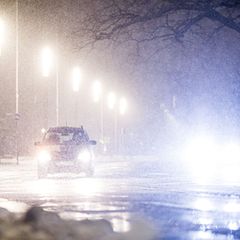 Das Sturmtief "Elli" sorgt für Herausforderungen und Probleme im Straßenverkehr. Foto: Moritz Frankenberg/dpa