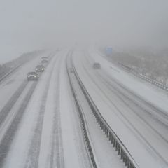 Die glatten Straßen machen Autofahrern in Niedersachsen zu schaffen (Archivbild) Foto: Lars Penning/dpa