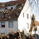 Das Orkantief "Kyrill" zieht Mitte Januar 2007 eine Schneise der Verwüstung durch Europa. Mindestens 47 Menschen sterben – davon 11 in Deutschland. Die Schäden hierzulande werden von den Versicherern auf rund 5,05 Milliarden Euro geschätzt