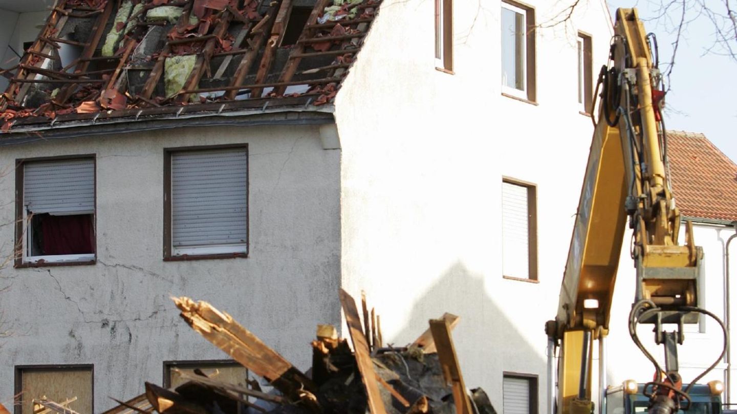 Das Orkantief "Kyrill" zieht Mitte Januar 2007 eine Schneise der Verwüstung durch Europa. Mindestens 47 Menschen sterben – davon 11 in Deutschland. Die Schäden hierzulande werden von den Versicherern auf rund 5,05 Milliarden Euro geschätzt