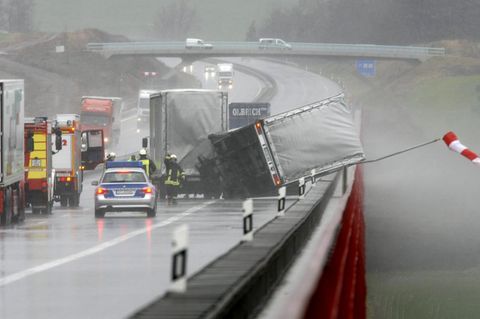 Auf den Straßen geht nicht mehr viel: Auf der Autobahn A71 bergen Einsatzkräfte einen umgekippten Lastwagen-Anhänger. Der Schienenverkehr steht erstmals in der Geschichte der Deutschen Bahn fast völlig still. Tausende gestrandete Reisende erreichen ihre Ziele nicht. Am neu gebauten Berliner Hauptbahnhof bringt "Kyrill" einen tonnenschweren Träger zum Einsturz