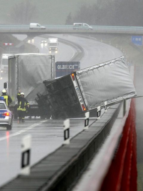 Auf den Straßen geht nicht mehr viel: Auf der Autobahn A71 bergen Einsatzkräfte einen umgekippten Lastwagen-Anhänger. Der Schienenverkehr steht erstmals in der Geschichte der Deutschen Bahn fast völlig still. Tausende gestrandete Reisende erreichen ihre Ziele nicht. Am neu gebauten Berliner Hauptbahnhof bringt "Kyrill" einen tonnenschweren Träger zum Einsturz