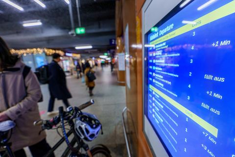 Wer öffentlich unterwegs ist, sollte die Verbindung checken. (Archivbild) Foto: Andreas Arnold/dpa