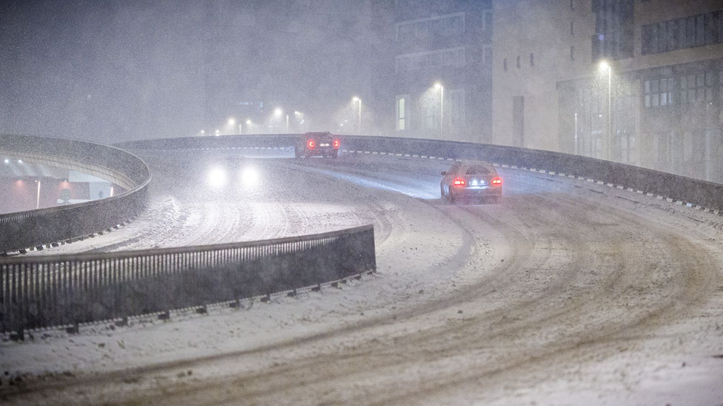 Heftiges Winterwetter sorgt für schwierige Straßenverhältnisse. Foto: Moritz Frankenberg/dpa