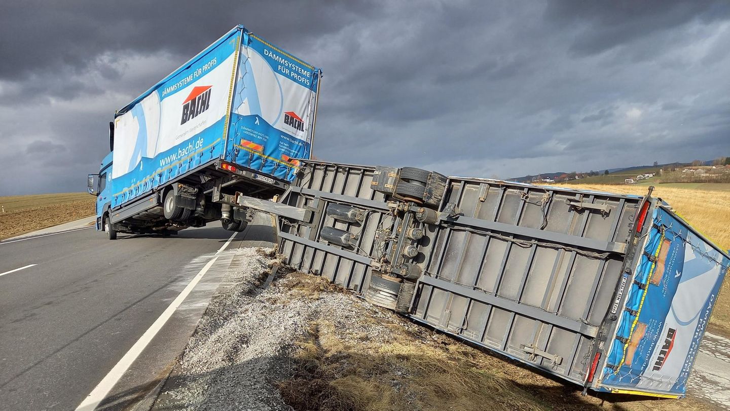 Ein schwerer Dreifachsturm wie Mitte Februar 2022 tritt äußerst selten auf. Beim Durchzug von "Zeynep" und "Ylenia" kommen mindestens sechs Menschen bei Unfällen in Deutschland ums Leben. Auch "Antonia" verursacht in Teilen des Landes Chaos im Verkehr – so wie hier im bayerischen Landkreis Passau